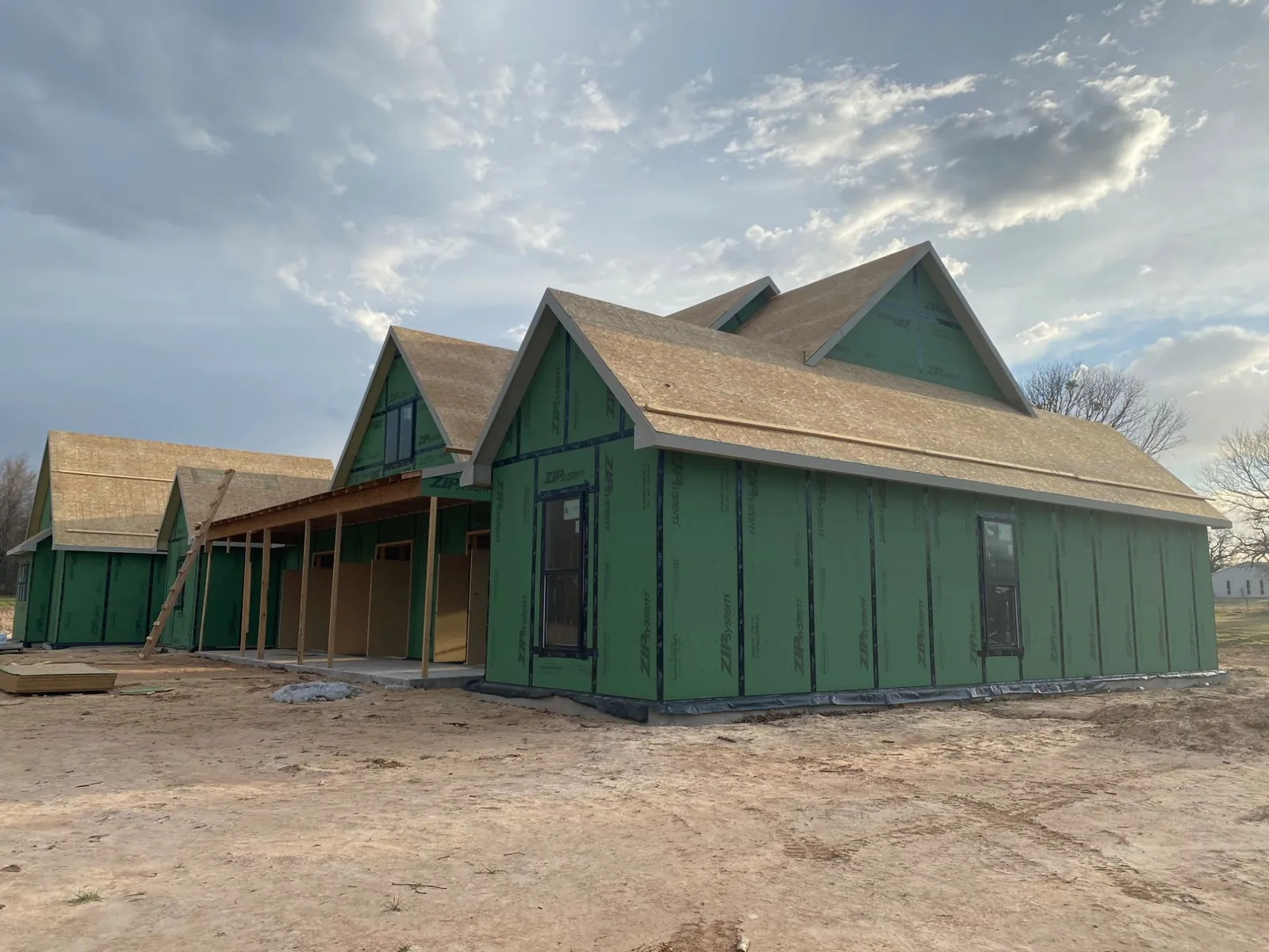 Casa con porche de madera y techo en OSB