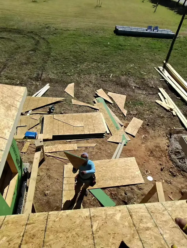 Marlon instalando OSB en un techo, del video «Medir, instalar y clavar»